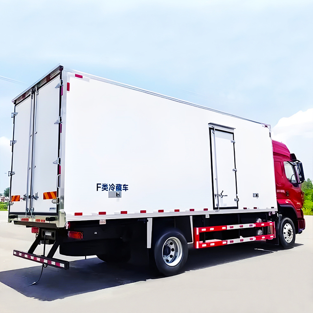 Customized Refrigerator Wagon Meat and Vegetable Refrigerated Truck Body Freezer Car in Russia