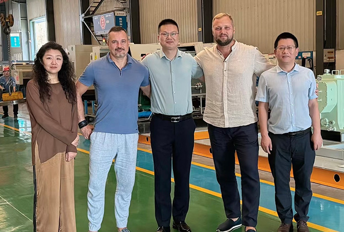 Huayan Welcomes Domestic and International Clients to Visit Hydraulic axis trailerProduction